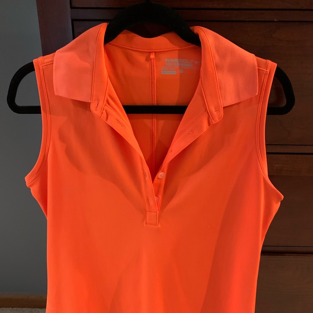 Nike Womens golf sleeveless top.